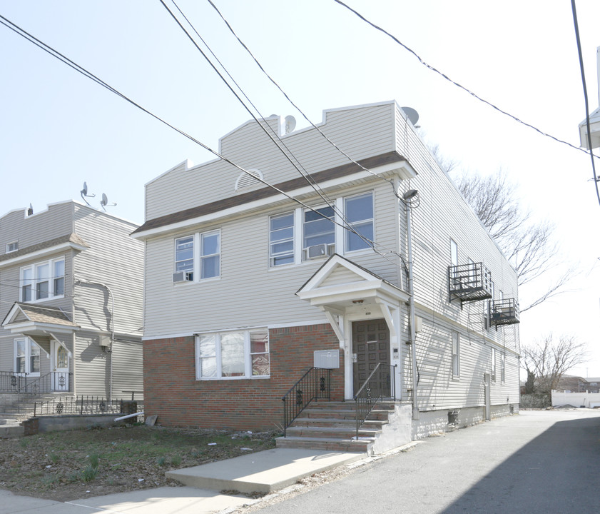 956 Grove St in Elizabeth, NJ - Building Photo