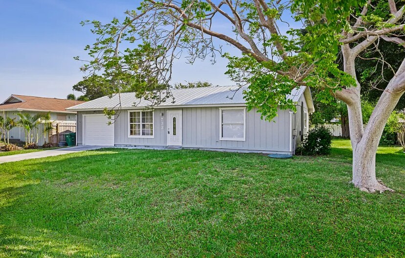 733 SE Academy Ln in Port St. Lucie, FL - Building Photo