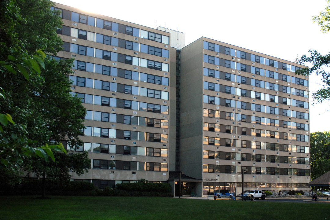 Pond Run Housing (62+) in Trenton, NJ - Foto de edificio