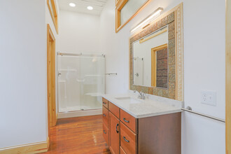 218 N Center St in Bloomington, IL - Building Photo - Interior Photo