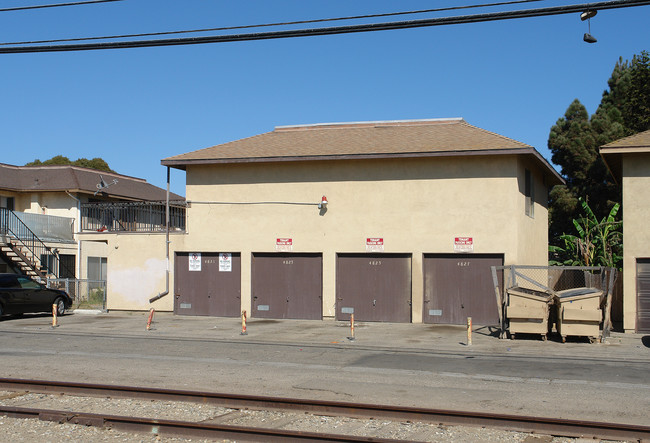 4821-4827 Terrace Ave in Oxnard, CA - Foto de edificio - Building Photo