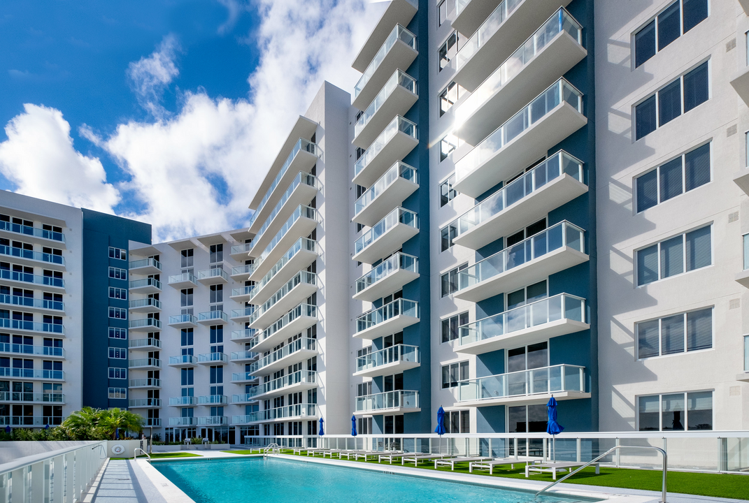 Hollywood East in Hollywood, FL - Building Photo