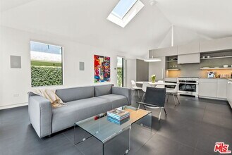 1527 Cabrillo Ave in Los Angeles, CA - Building Photo - Building Photo