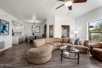 20121 N 76th St in Scottsdale, AZ - Foto de edificio - Building Photo