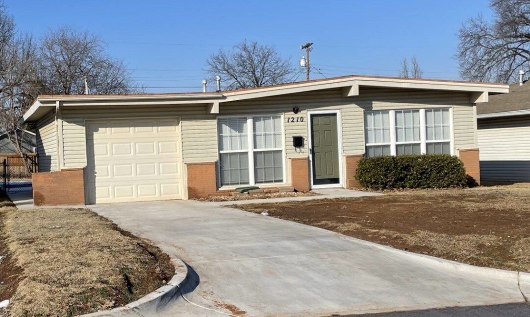 1210 E Monroe Dr in Shawnee, OK - Building Photo