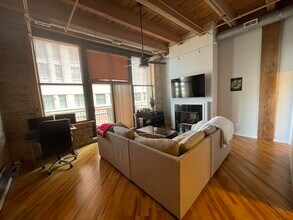 616 W Fulton St in Chicago, IL - Foto de edificio - Building Photo