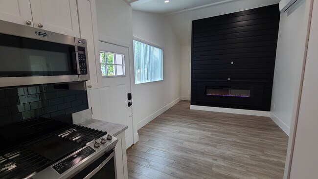 2019 N Manning St, Unit Unit #101 in Burbank, CA - Foto de edificio - Building Photo