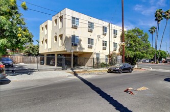 5073 Huntington Dr N in Los Angeles, CA - Building Photo - Building Photo