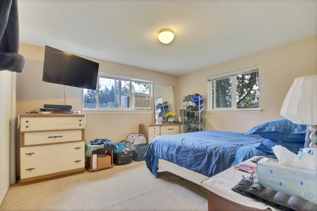 7017 Sacramento St SW in Tacoma, WA - Foto de edificio - Building Photo