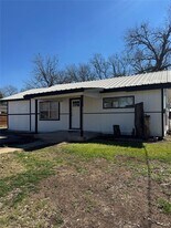 214 Linda Dr in San Marcos, TX - Building Photo