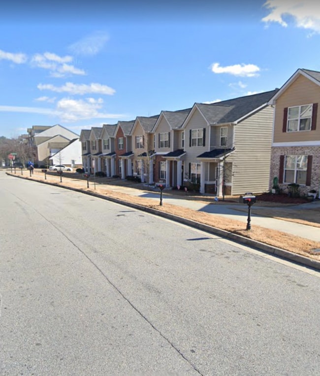 6329 Olmadison Pl in Atlanta, GA - Foto de edificio - Building Photo