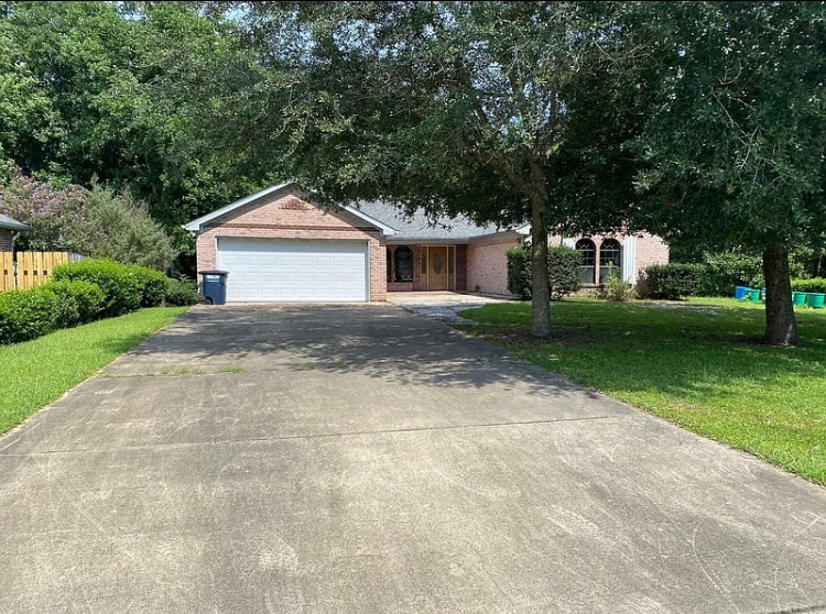 704 Hidden Oaks Dr in Ocean Springs, MS - Building Photo
