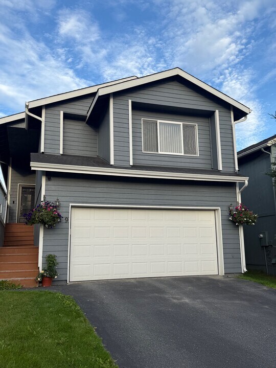 8929 Meadow Park Cir in Anchorage, AK - Building Photo