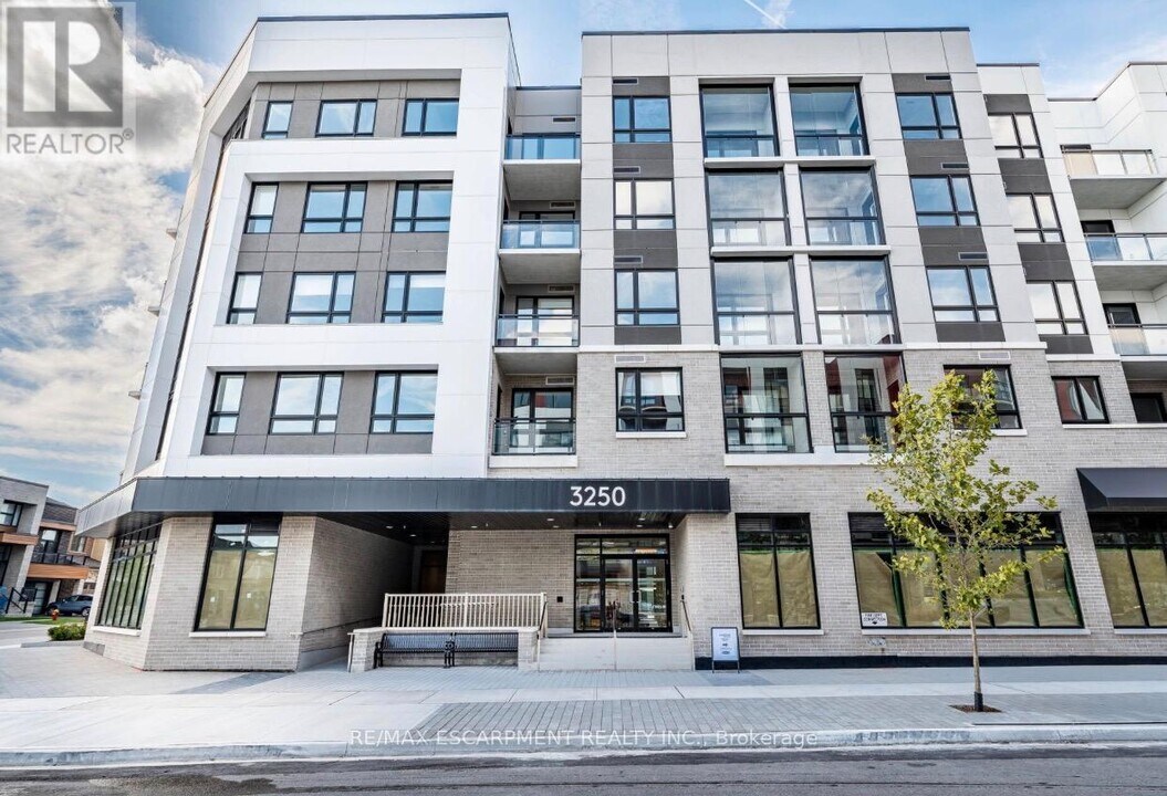 3250 Carding Mill Trail in Oakville, ON - Building Photo