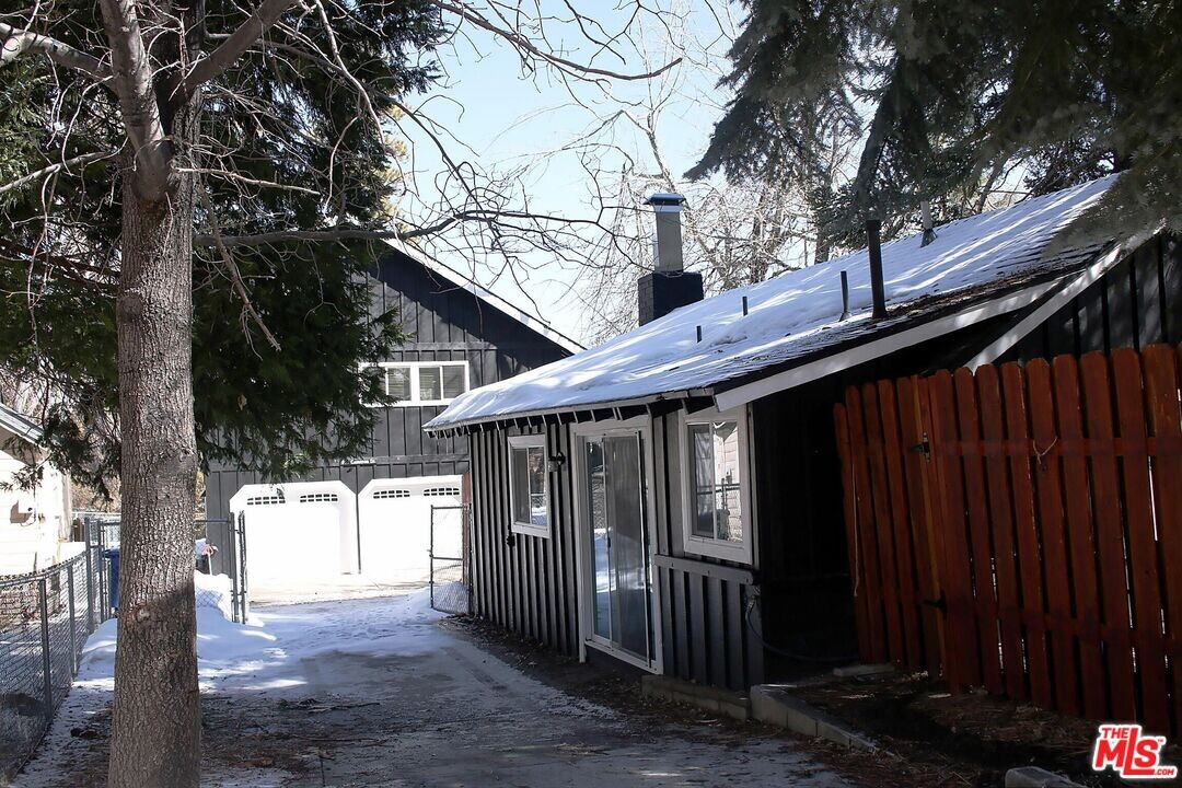 993 Cameron Dr in Big Bear Lake, CA - Building Photo