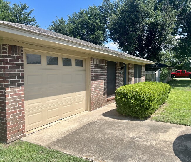 706 N 2nd St in Sanger, TX - Building Photo - Building Photo