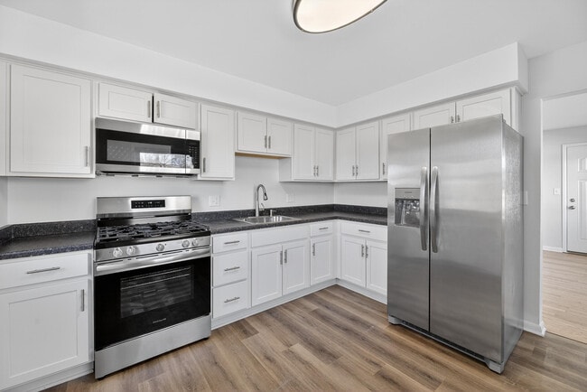 11817 W North Ave in Wauwatosa, WI - Foto de edificio - Building Photo