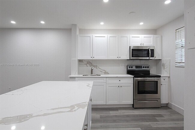 17255 SW 95th Ave in Palmetto Bay, FL - Building Photo - Building Photo