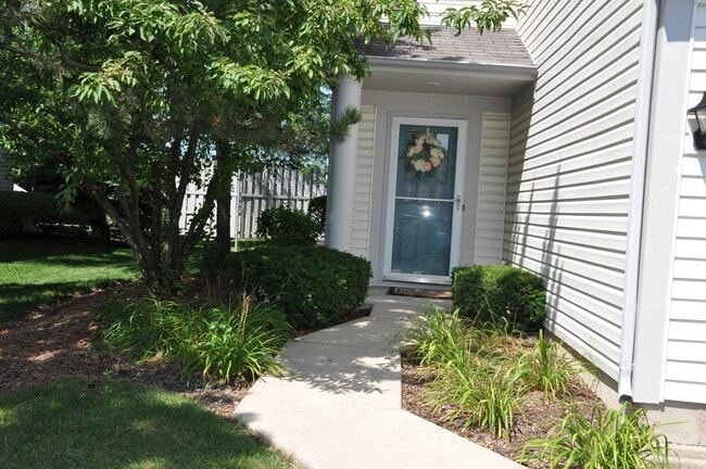 713 Blossom Ct in Naperville, IL - Foto de edificio - Building Photo