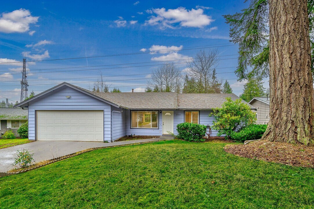 7704 135th Place NE in Redmond, WA - Building Photo