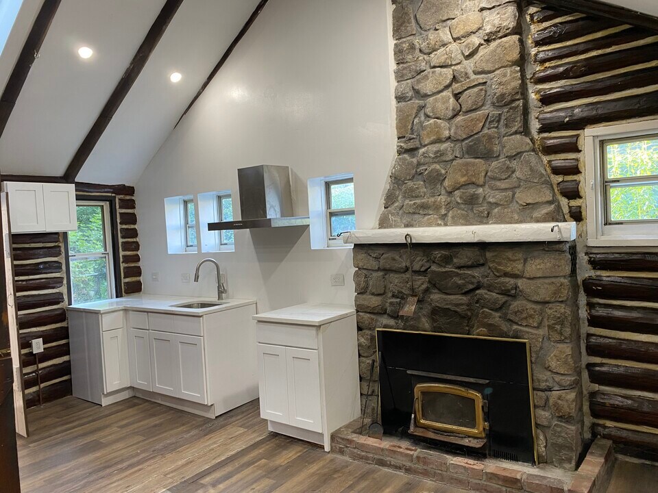 13 Alturas Rd in Highland Lakes, NJ - Foto de edificio