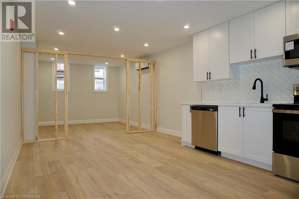 588 Barton St E in Hamilton, ON - Building Photo