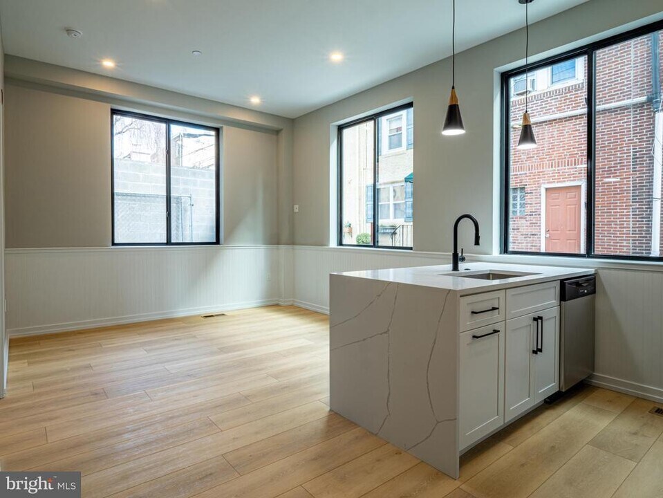 769 S 10th St in Philadelphia, PA - Building Photo