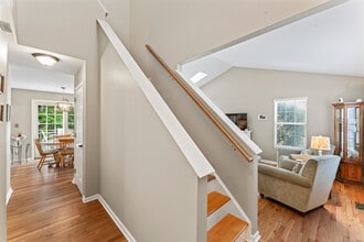 12 Echo Pond Rd in Monroe, CT - Foto de edificio - Building Photo