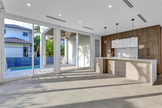 454 Fernwood Rd in Key Biscayne, FL - Building Photo - Building Photo