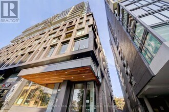 111 Bathurst St in Toronto, ON - Building Photo - Building Photo