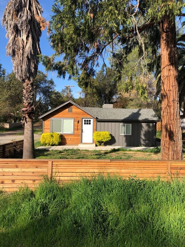 1844 Oregon Ave in Shasta Lake, CA - Building Photo - Building Photo