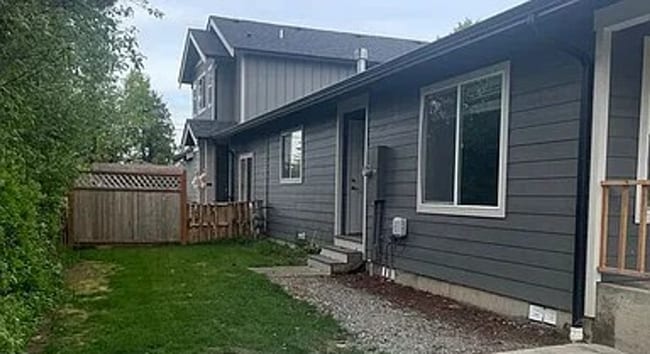 702 E St in Blaine, WA - Foto de edificio - Building Photo
