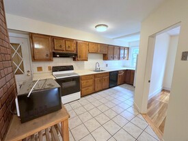 257 Powder House Blvd, Unit 1 Apartamentos