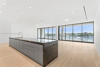 5 Grove Isle Dr, Unit 303 in Miami, FL - Foto de edificio - Building Photo