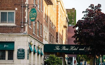 Plaza in Milwaukee, WI - Foto de edificio - Building Photo