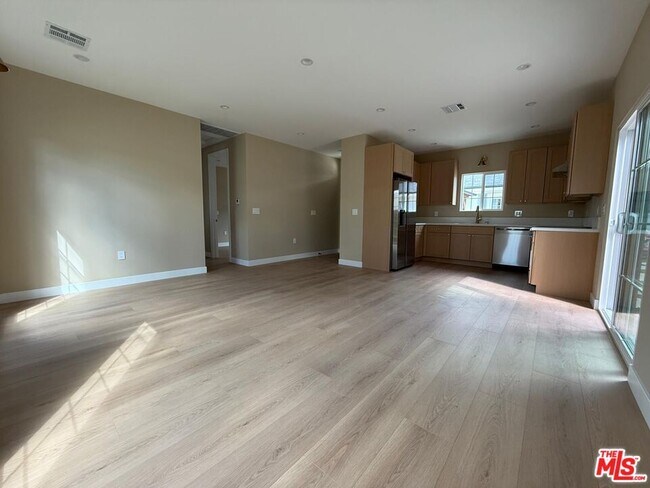 20748 Stagg St in Los Angeles, CA - Building Photo - Building Photo