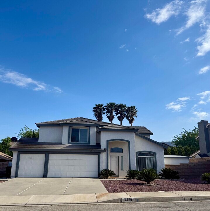 6748 Avenue L10 Ave in Lancaster, CA - Building Photo