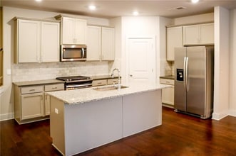 1317 Heights Park Dr in Atlanta, GA - Foto de edificio - Building Photo