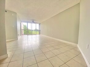 7125 NW 186th St, Unit #B304 in Hialeah, FL - Foto de edificio - Building Photo