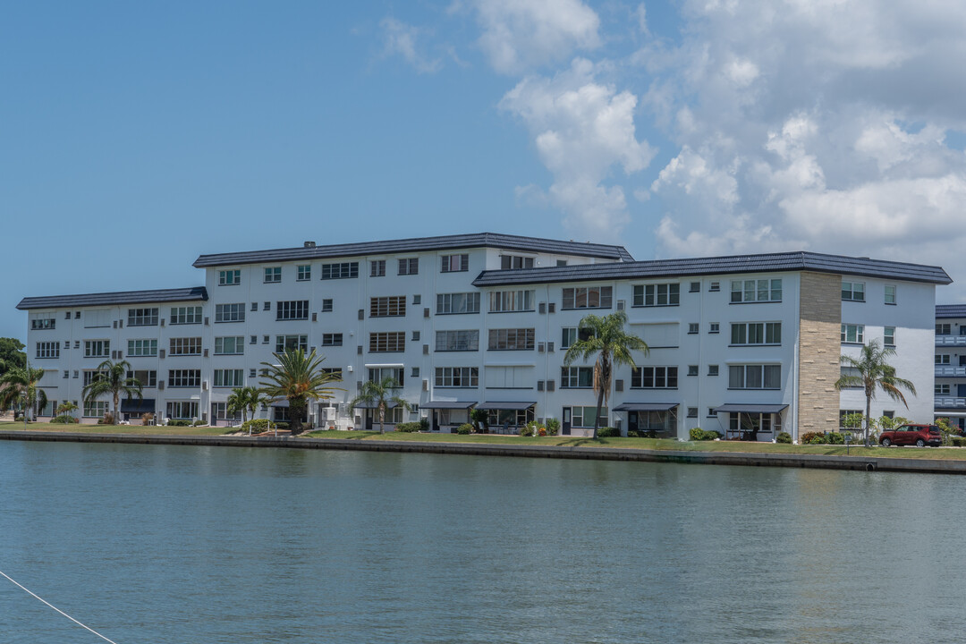 Hampton House in Gulfport, FL - Building Photo