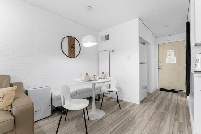 8817 S Thomas Dr in Panama City Beach, FL - Foto de edificio - Building Photo