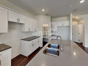 8818 Tiger Tooth Ave in Las Vegas, NV - Foto de edificio - Building Photo