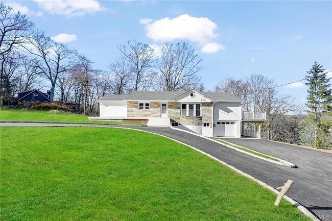 225 Hilltop St in Mahopac, NY - Foto de edificio - Building Photo