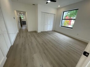 445 SW 3rd St, Unit 3 in Miami, FL - Building Photo - Building Photo