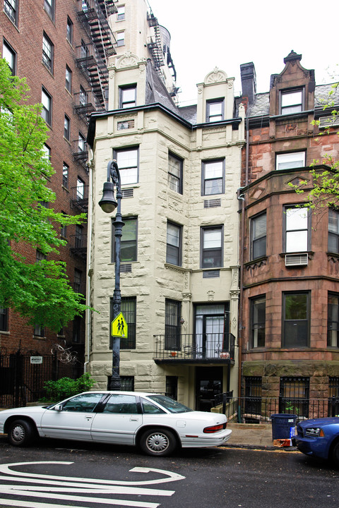 302 W 90th St in New York, NY - Building Photo