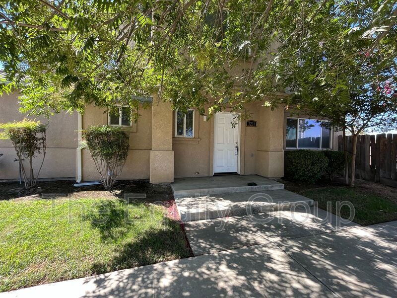 3231 E Noble Ave in Visalia, CA - Building Photo