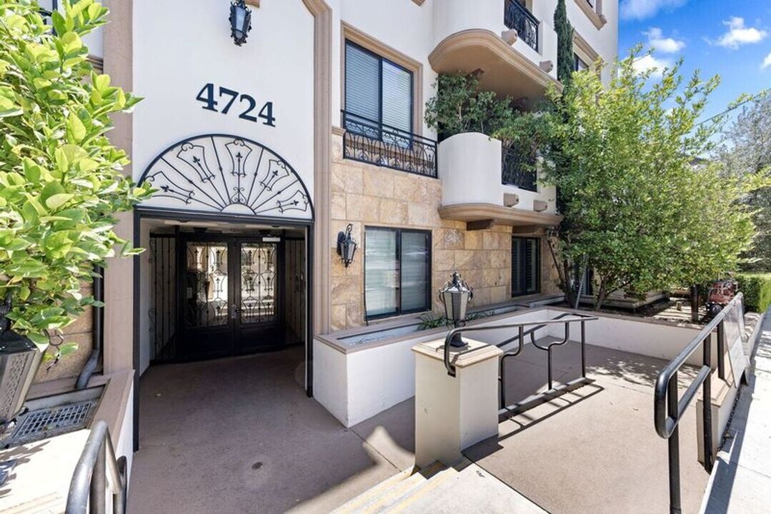 4724 Kester Ave in Los Angeles, CA - Building Photo