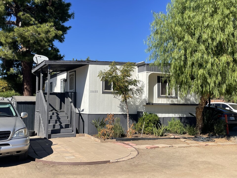 18688 Conard Ave in Lake Elsinore, CA - Foto de edificio