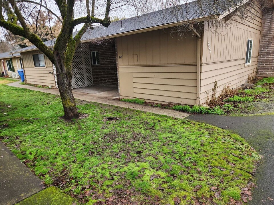 323 S Shasta Ave in Eagle Point, OR - Building Photo