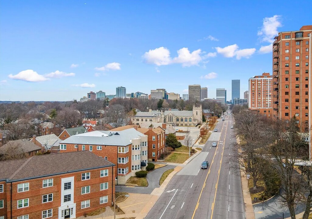 907 S Hanley Rd, Unit 7 in Clayton, MO - Building Photo